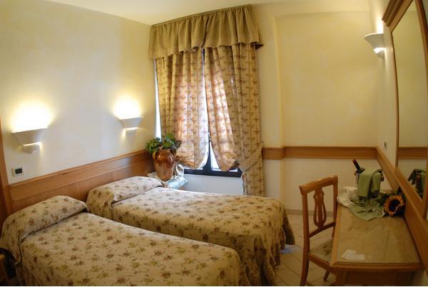 Hotel Pace Сан-Джованні-Ротондо Номер фото